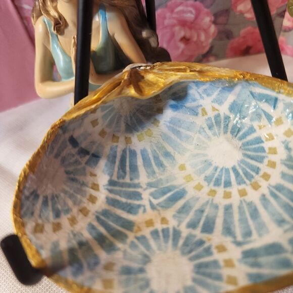 DECOUPAGE BLUE CIRCLES CLAM SHELL - Picture 3 of 11